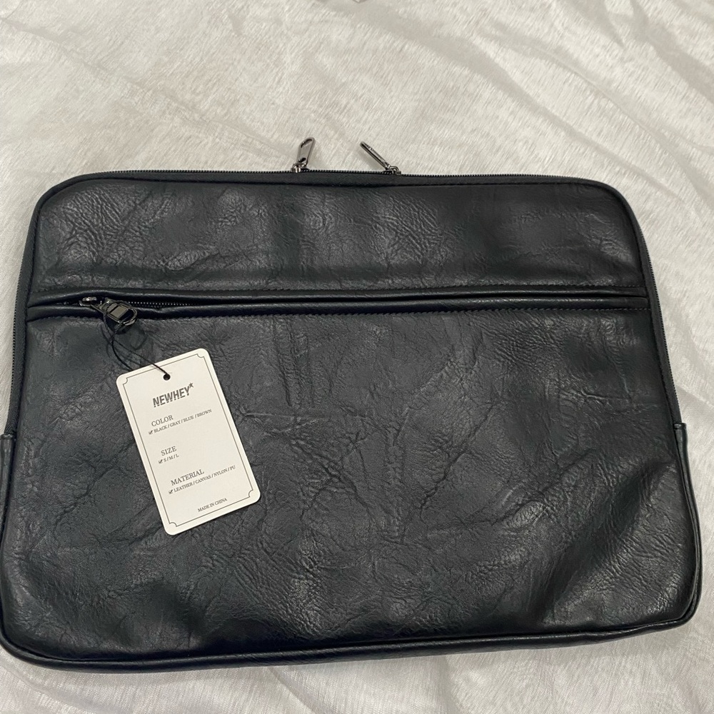 NWT Newhey loptop case/ eleve  black. Material leather